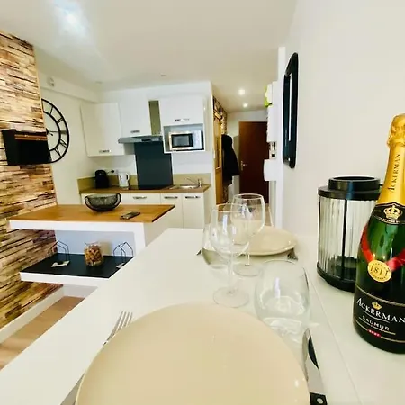 公寓 La Halte Tendance - Terrasse - Clim 尼姆